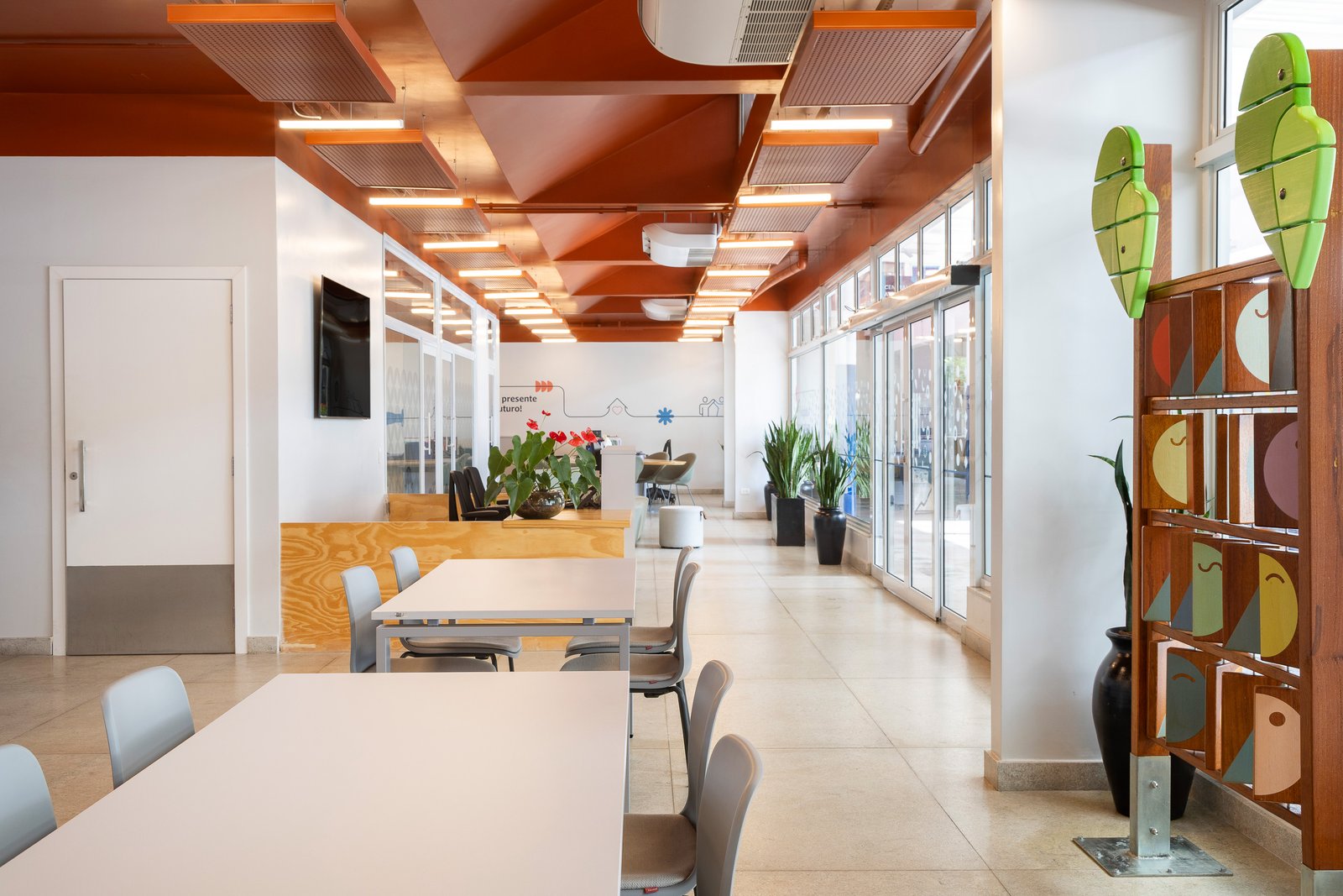 Mesas de trabalho com painel decorativo de madeira