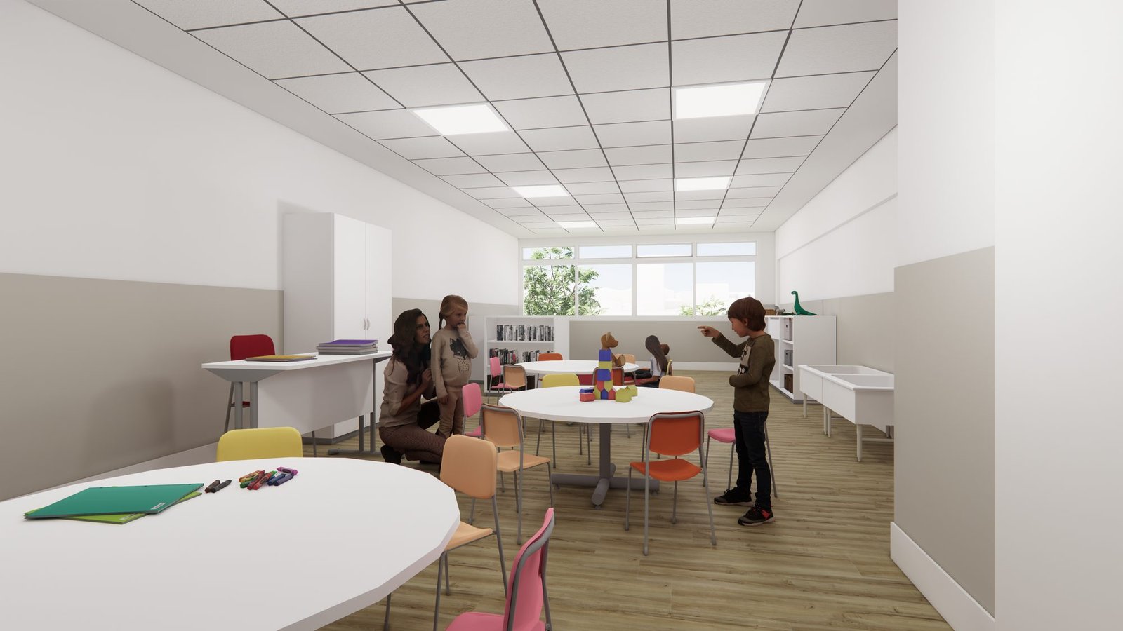 Sala de aula da educação infantil com mesas redondas, cadeiras coloridas e janelas amplas