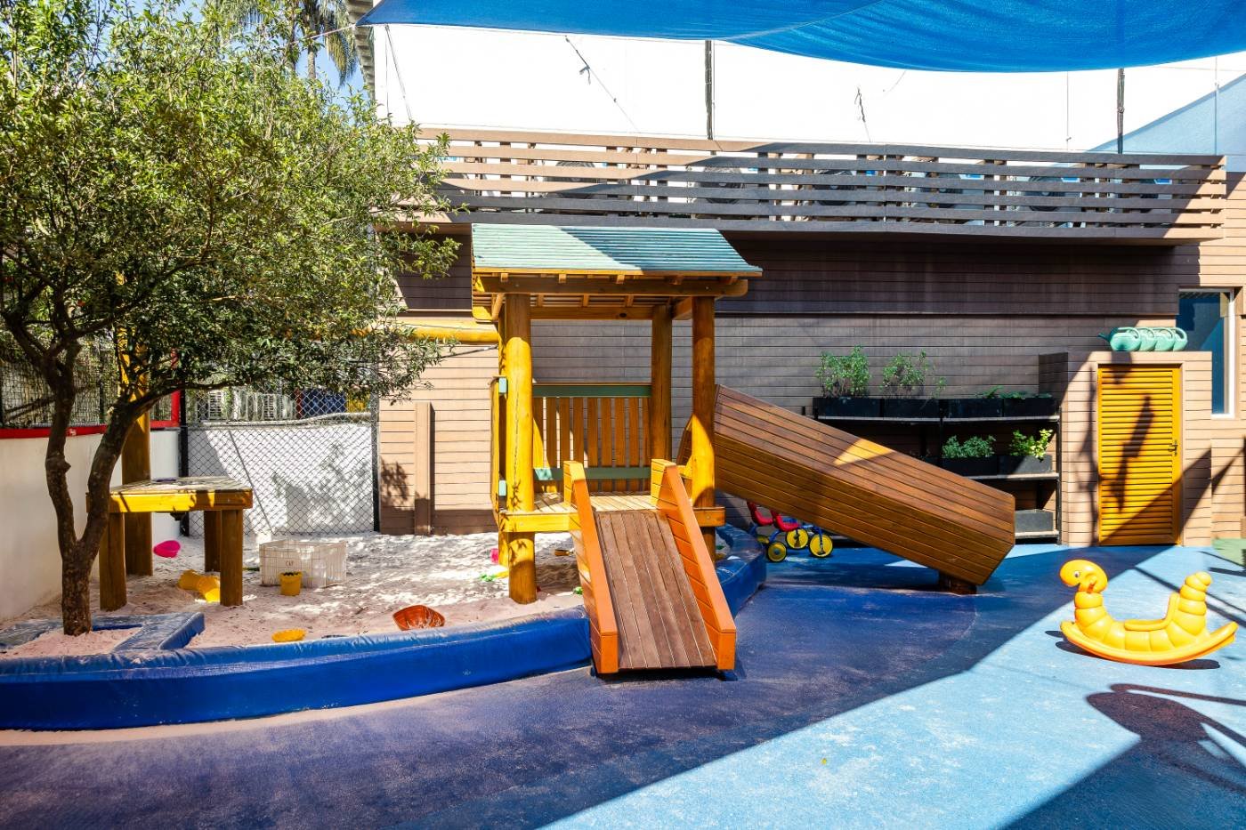 Setor Verão com piso azul, tanque de areia e casinha de madeira