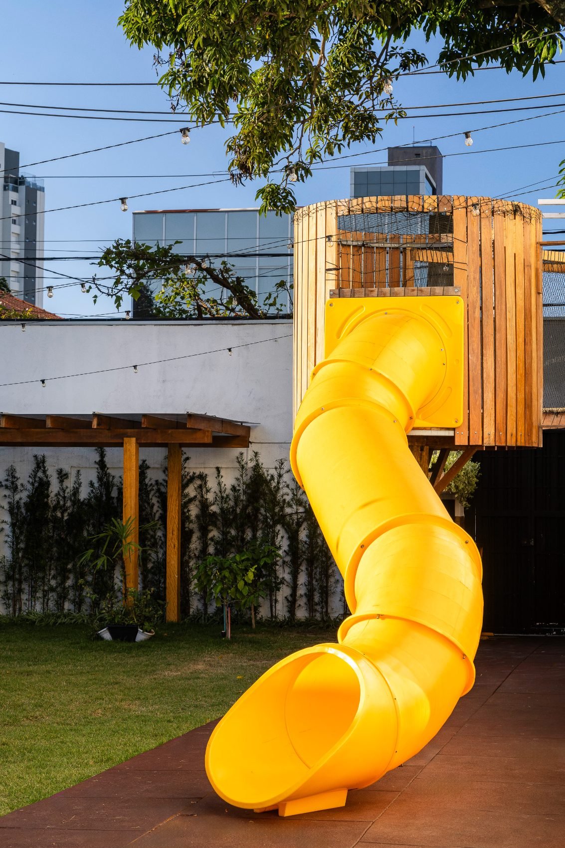 Escorregador tubular amarelo