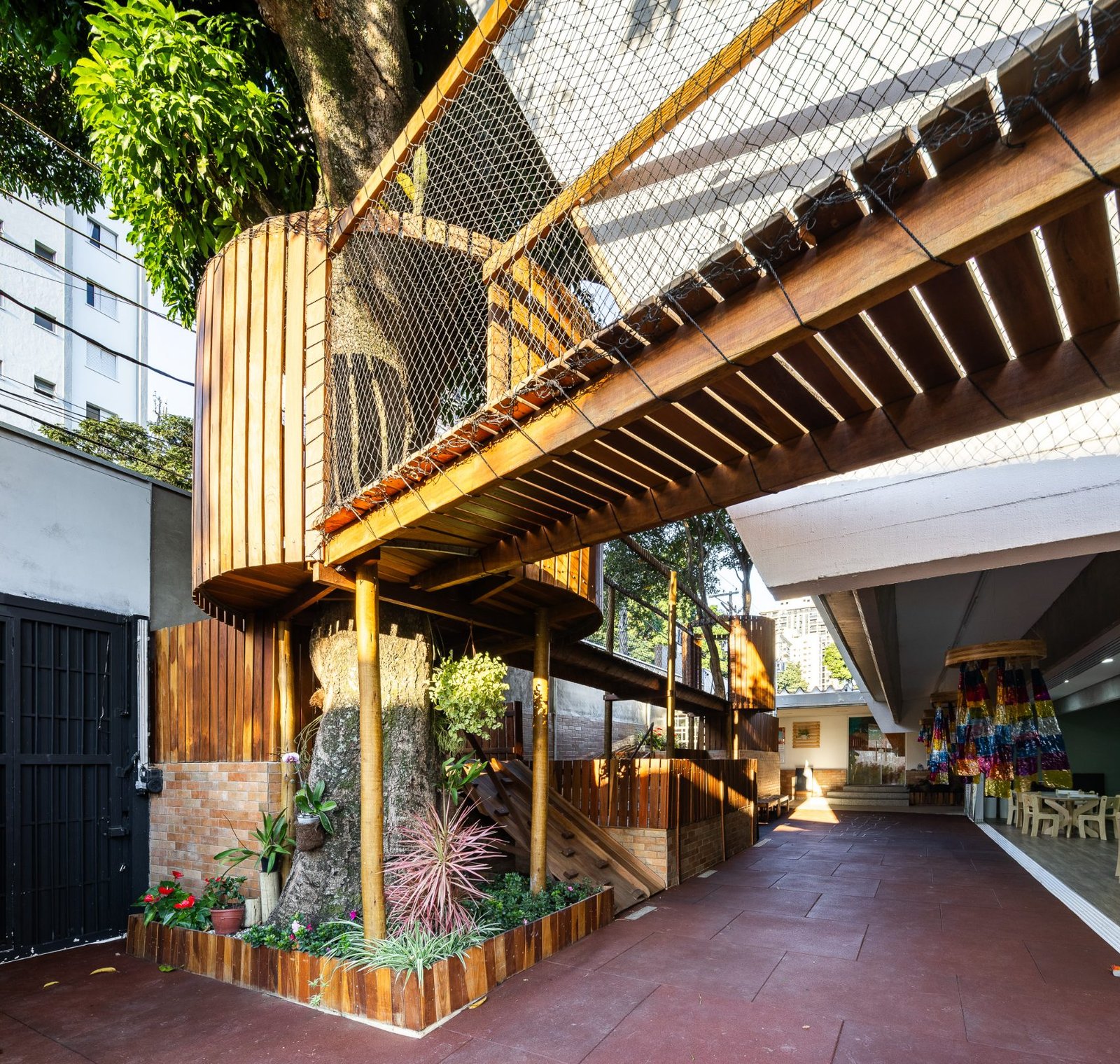 Passarela suspensa de madeira