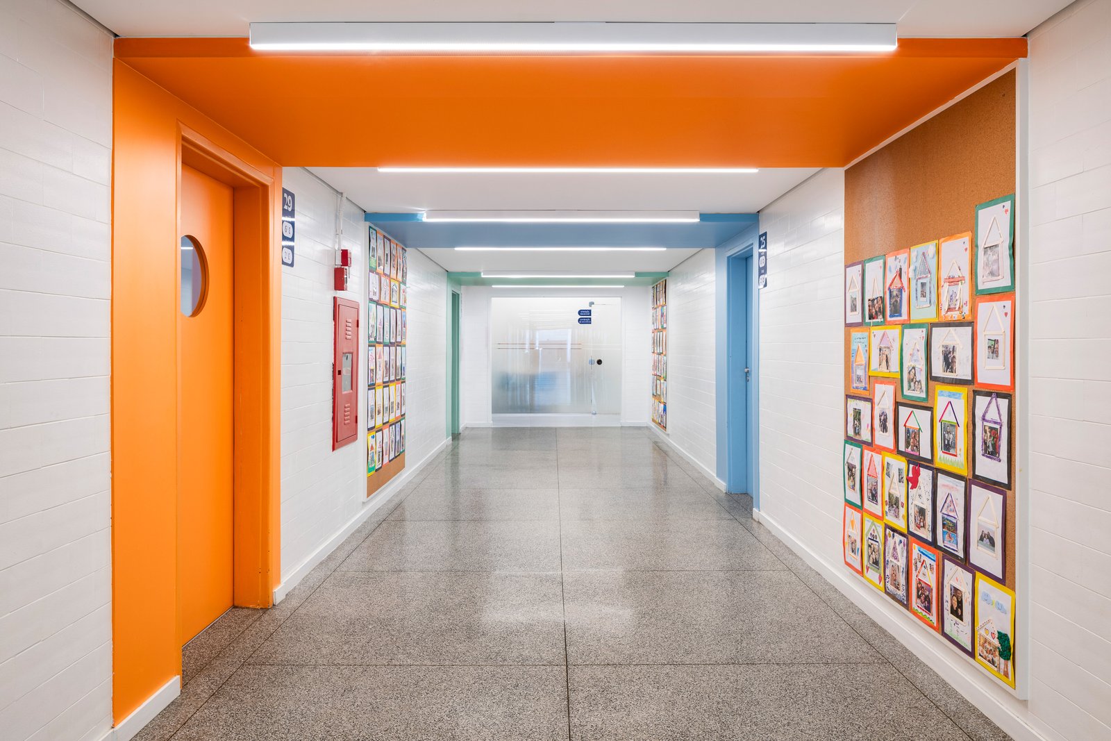 Grande sala de estudos com forro acústico e piso de madeira