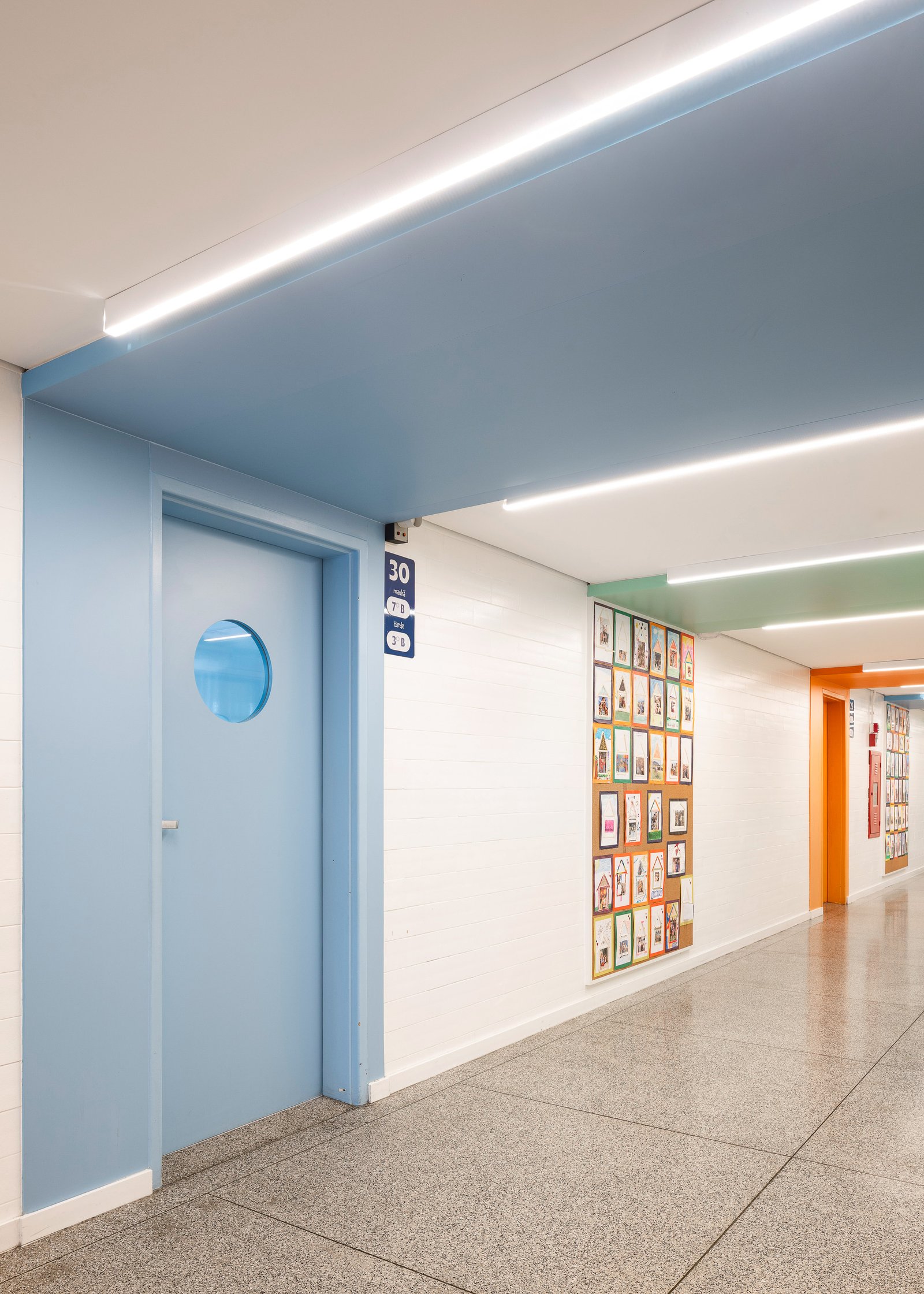 Corredor histórico preservado, com piso original e murais