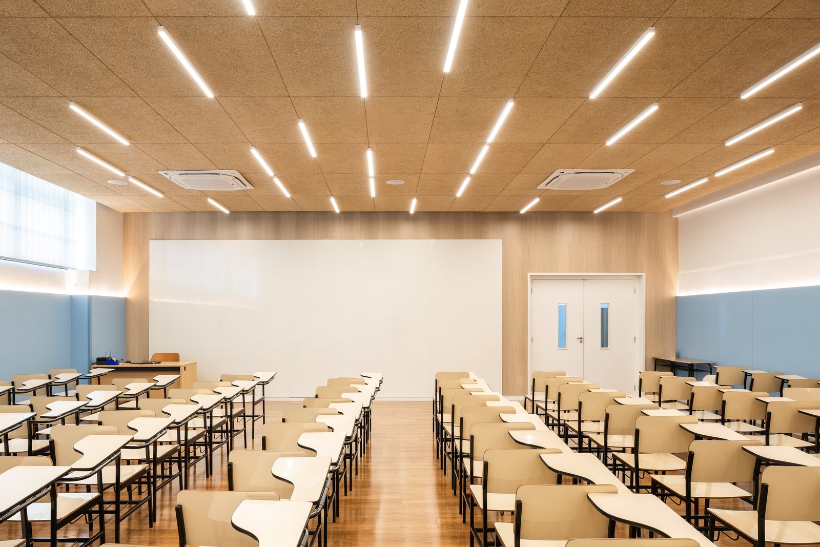 Recepção do colégio com a identidade visual Rosário e crucifixo em painel de madeira