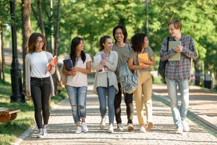 estudantes andando ao ar livre, natureza