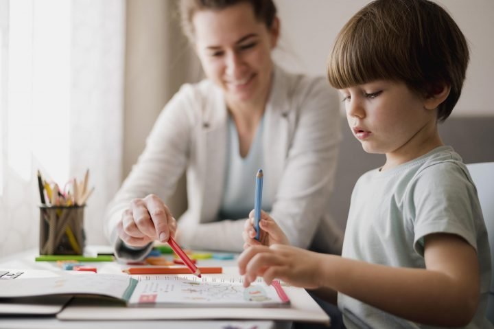 Mae e filho em ambiente de estudo feito em casa